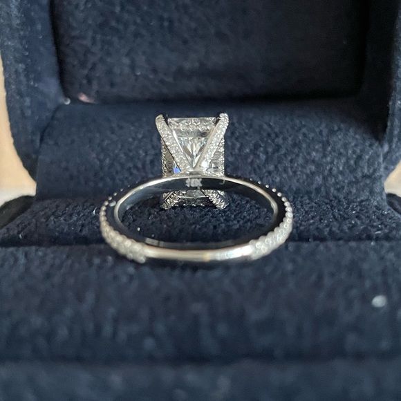 Elegant radiant cut 3 carat lab grown diamond set in 18K white gold pave ring - Picture 10 of 16